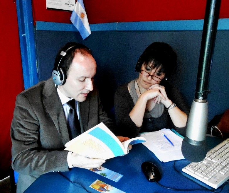 In diretta dagli studi di Radio Amplitud AM660 nella trasmissione Avanti Morocha condotta da Gabriela Calafati – Buenos Aires - 2012 ( Pasqualino Bongiovanni e Gabriela Calafati)